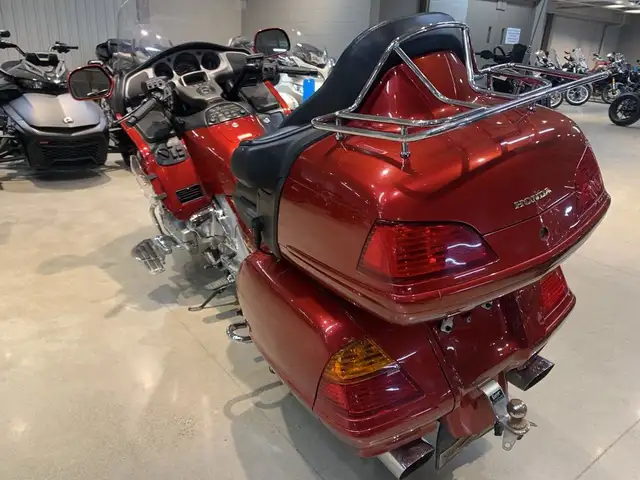 2001 Honda GL1800 Goldwing Touring in Sport Touring in Guelph - Image 7