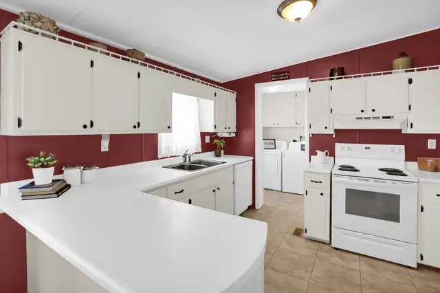 BLACK CREEK COMMUNITY BUNGALOW - 2 BED, 2 BATH in Houses for Sale in Hamilton - Image 7