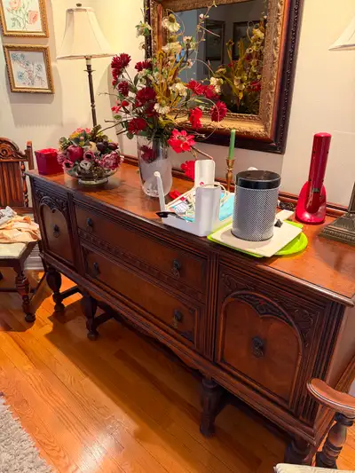 Buffet antique en bois massif sculpté, View more