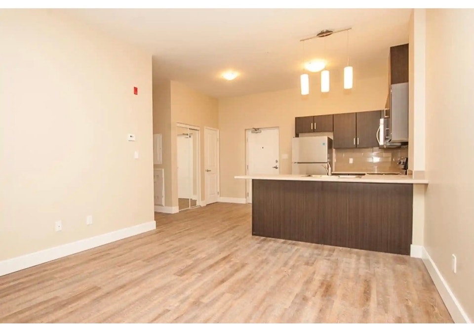 Large 2 Bedroom apartment in Modern Building 3