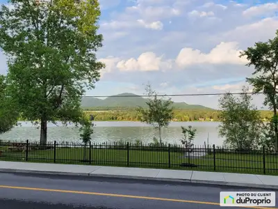 À 1 heure de Montréal en Estrie. Terrain de 4 058 mètres carrés avec vue imprenable sur le Lac d'Arg...