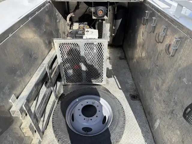 2024 Ford F-550 Crew Cab 4x4 Service Truck with Welder and Compr in Heavy Trucks in City of Montréal - Image 28