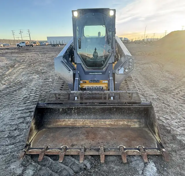 2024 John Deere 331G with 930 Hours in Heavy Equipment in Calgary - Image 8