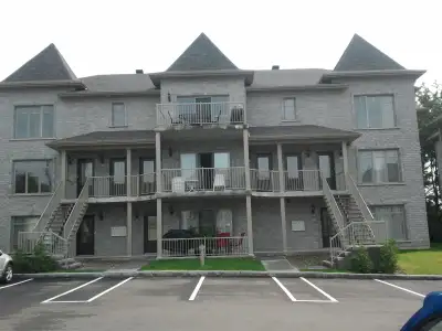 Pour visiter, appelez 418-832-6123 option 1 pour prendre rendez-vous 1272 Saturne, 2e étage, 1er fév...