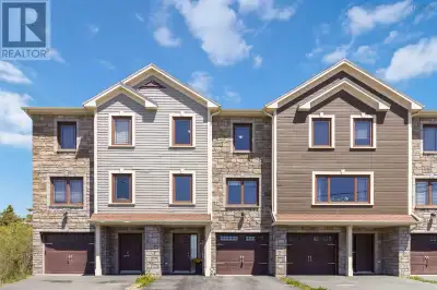 Welcome home to this fantastic Townhouse located just off Larry Uteck and close to French Schools, w...
