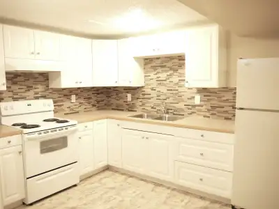 Large 1200sf Renod 2BR Walkout Bsmt-Renod kitchen/bath-fence-pet