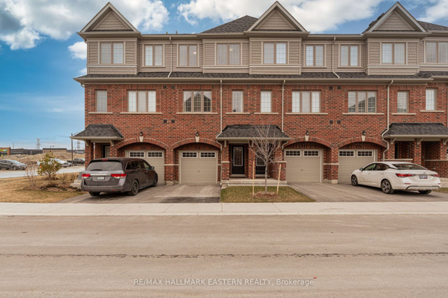 ✨BEAUTIFUL AND SUNNY 3 BDRM TOWNHOUSE IN PRIME LOCATION! in Condos for Sale in Oshawa / Durham Region
