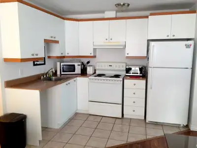 Appartement style Condo ,entre prive plancher de Beton ,Bois & ceramic , salle de bain,, échangeur d...