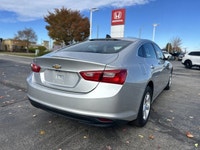 Designed to meet your everyday driving demands with ease and efficiency, this 2018 Chevrolet Malibu... (image 4)