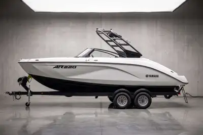 US-YAMC0009C323 Équipé de deux moteurs marins et d’une tour pour sports nautiques, l’AR220 vient dou...