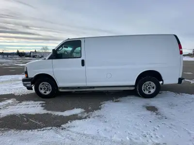 2023 GMC SAVANA G2500 CARGO VAN. 4.3L V6 with 8 speed automatic transmission. Air conditioning, powe...