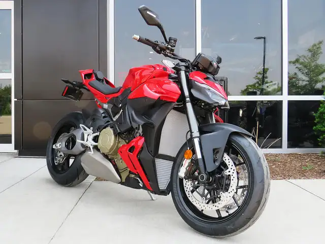 2025 Ducati Streetfighter V4 Ducati Red in Sport Bikes in Cambridge - Image 2