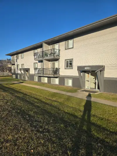 This well-maintained and recently updated one-bedroom apartment is ideally situated on the north sid...