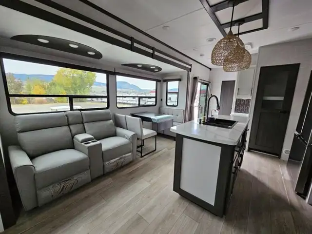 2026 CrossRoads RV Hampton 372FDB in Travel Trailers & Campers in Kelowna - Image 12