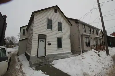 315 Montreal Street, shared accommodation Kingston, Ontario Student friendly 1 Bedroom available 1 S...