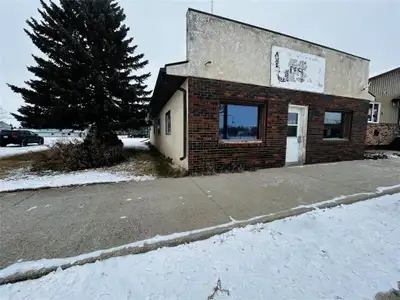 R33//Waskada/Very presentable 1,691 sq ft (25.9 ft x 65.3 ft) commercial building storefront in high...