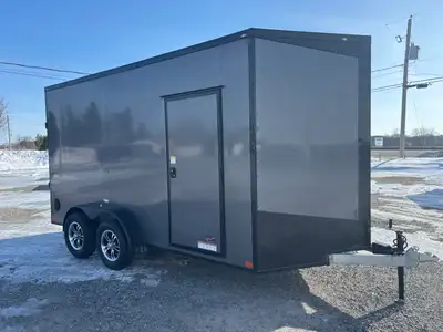 Remorque fermée 7x14x7.3 porte rampe arrière + 1 porte côté + portes cote pour side x side Parfait p...