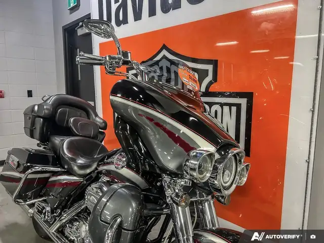 2006 Harley-Davidson FLHTCUSE CVO ULTRA CLASSIC in Sport Touring in Calgary - Image 7