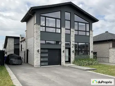 Maison contemporaine unique avec deux garages, cour aménagée, piscine et spa Saint-Isidore-de-Laprai...