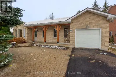 Excellent north ward 2 bedroom 2 bath brick bungalow on a quiet street in Lindsay. The kitchen is hi...