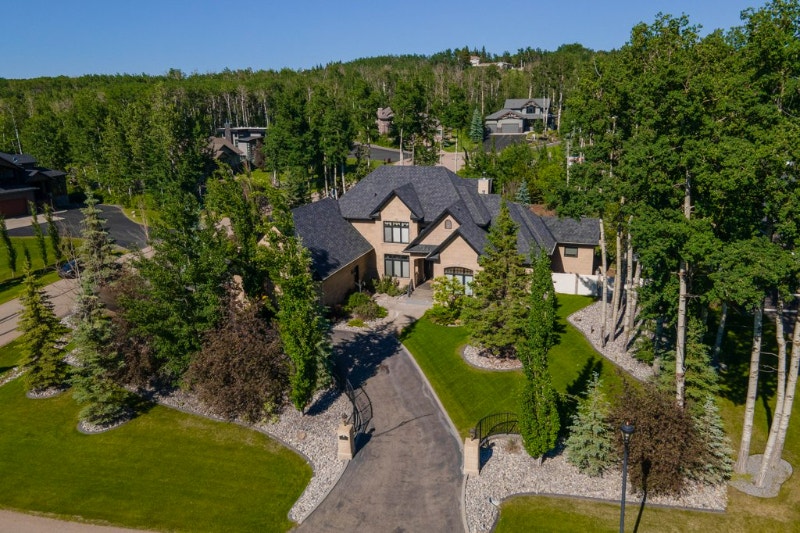 299 JARVIS GLENN COURT, JARVIS BAY STUNNING PROPERTY Houses for