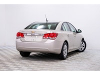 La Chevrolet Cruze 2014 est une berline compacte qui se distingue par sa fiabilité, son efficacité é... (image 4)