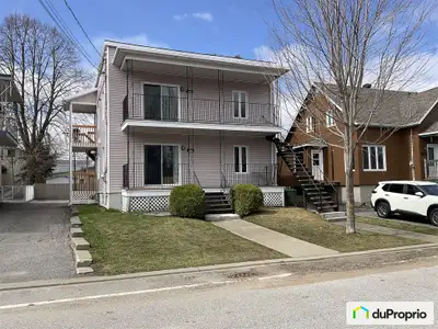 L'immeuble est situé en plein coeur de la ville sur une rue récemment refaite (eau, égoût, pavage et...