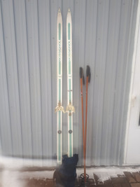 Skis de fond 205cm avec bâtons et bottes presque neuves à vendre