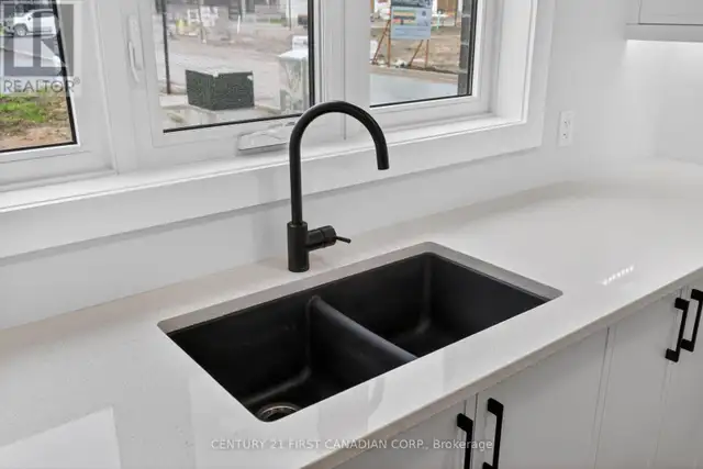 34 POSTMA CRESCENT North Middlesex (Ailsa Craig), Ontario in Houses for Sale in Grand Bend - Image 12