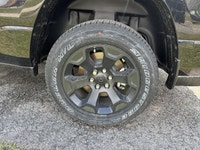 TIRES: 275/55R20 OWL ALL-SEASON (STD),ENGINE: 3.6L PENTASTAR VVT V6 W/ETORQUE (STD),BLACK EXPRESS ED... (image 9)