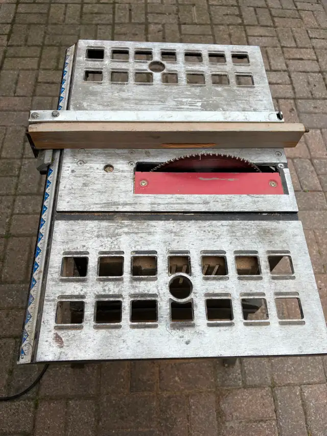 Ryobi 10” table saw with stand in Power Tools in Markham / York Region - Image 5
