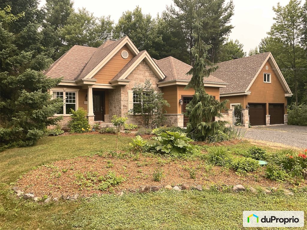$829,000 - Bungalow for sale in St-Cyrille-De-Wendover — photo 1