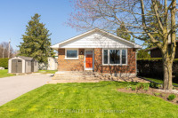 ✨CHARMING 3+2 BEDROOM BRICK BUNGALOW READY TO MOVE IN!