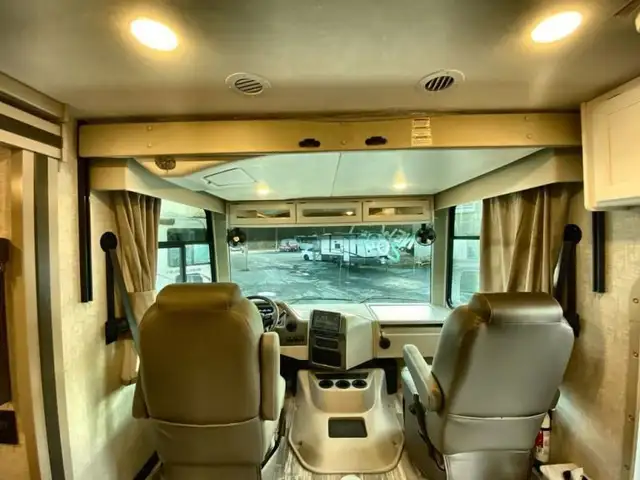 2025 Thor Motor Coach Hurricane 34R in RVs & Motorhomes in Bedford - Image 44