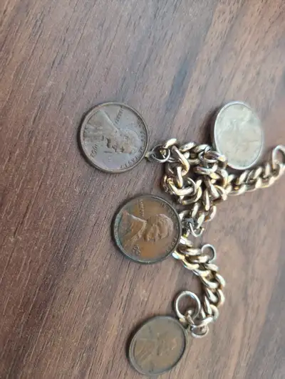 Moinnaies USA 1 cent 1961,62,46 cinqs cent 1960 , bracelet souvenir je supose ??