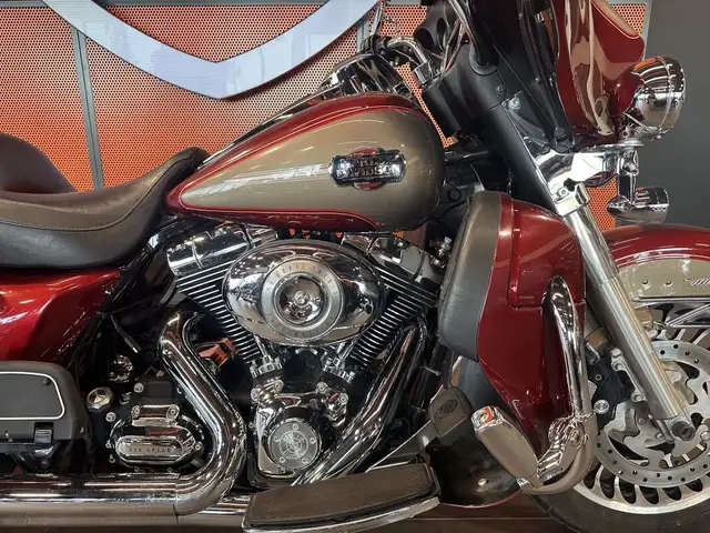 2009 Harley-Davidson Electra Glide Ultra Classic in Street, Cruisers & Choppers in Grande Prairie - Image 6
