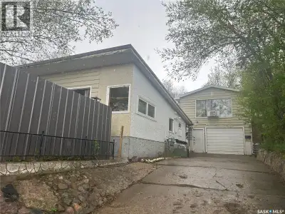 Lake Life Awaits at 1105 5th Avenue, Regina Beach! Experience the charm of lake living with this inc...