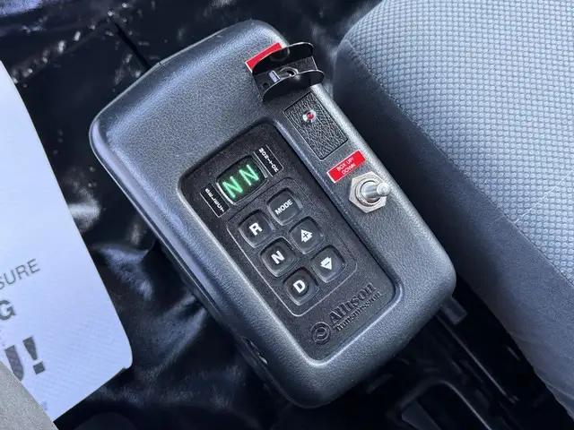 2015 Hino 358 22 Foot Dump Flatdeck with Amco Veba Crane and Air in Heavy Trucks in Regina - Image 55