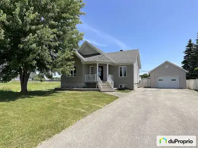 Bienvenue au 6, rue Proulx, à Saint-Constant. Libre immédiatement et clé en main ! Entretenue avec s...