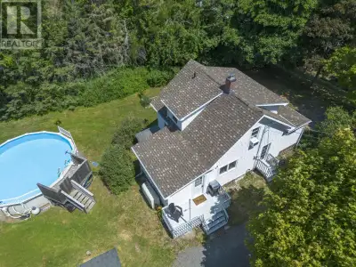 This Quaint farmhouse is only a few minutes from Acadia University and the charming town of Wolfvill...