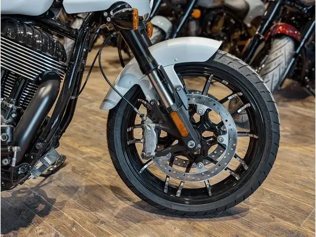 2024 Indian Motorcycle Sport Chief // Ghost White Metallic Smoke in Street, Cruisers & Choppers in Winnipeg - Image 5