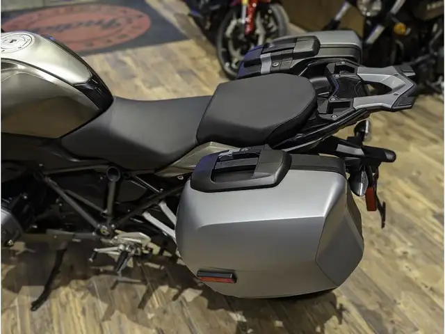 2018 BMW R 1200 RS // Frozen Bronze Metallic/Black Storm Metalli in Sport Bikes in Winnipeg - Image 13