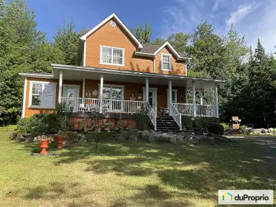 Ce cottage construit en 2006 sur un site enchanteur de 52,788 pi2. situé à proximité des services et...