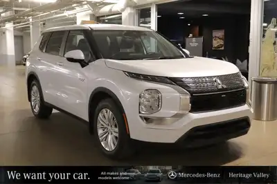This Mitsubishi Outlander Plug-In Hybrid has a powerful Gas/Electric I-4 2.4 L/144 engine powering t...