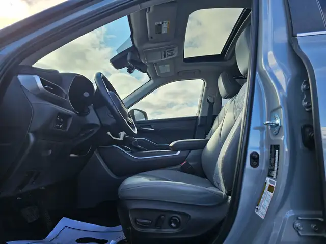 2023 Toyota Highlander Hybrid XLE in Cars & Trucks in Sarnia - Image 5