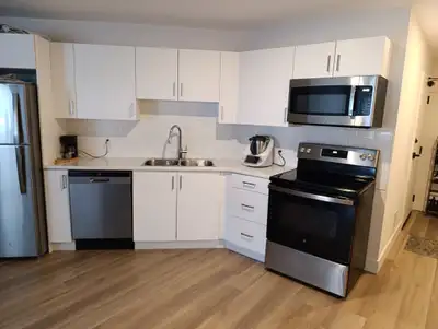 Apt 101. Fitness Room,In-suite laundry,Security system, Outside Parking This modern five storey faci...