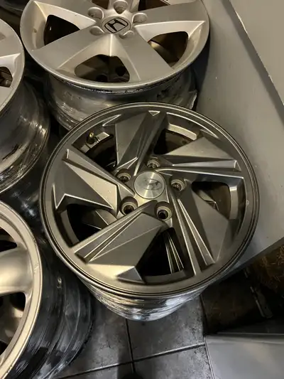 5x114.3 hyundai centre de Pneus mtl est 11251 rue notre dame est 514-507-5177