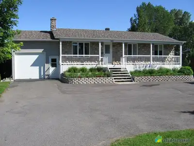 Bord du fleuve, près du centre-ville, très grande maison pouvant servir de multi-générations ou 3 lo...