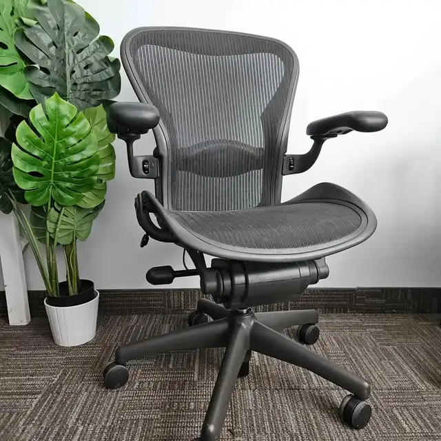 Herman Miller Aeron size b ergonomic office chair FREE DELIVERY in Chairs & Recliners in City of Toronto - Image 2