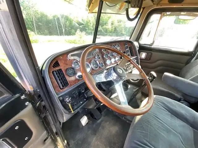 2005 PETERBILT 379L in Heavy Trucks in Ottawa - Image 8